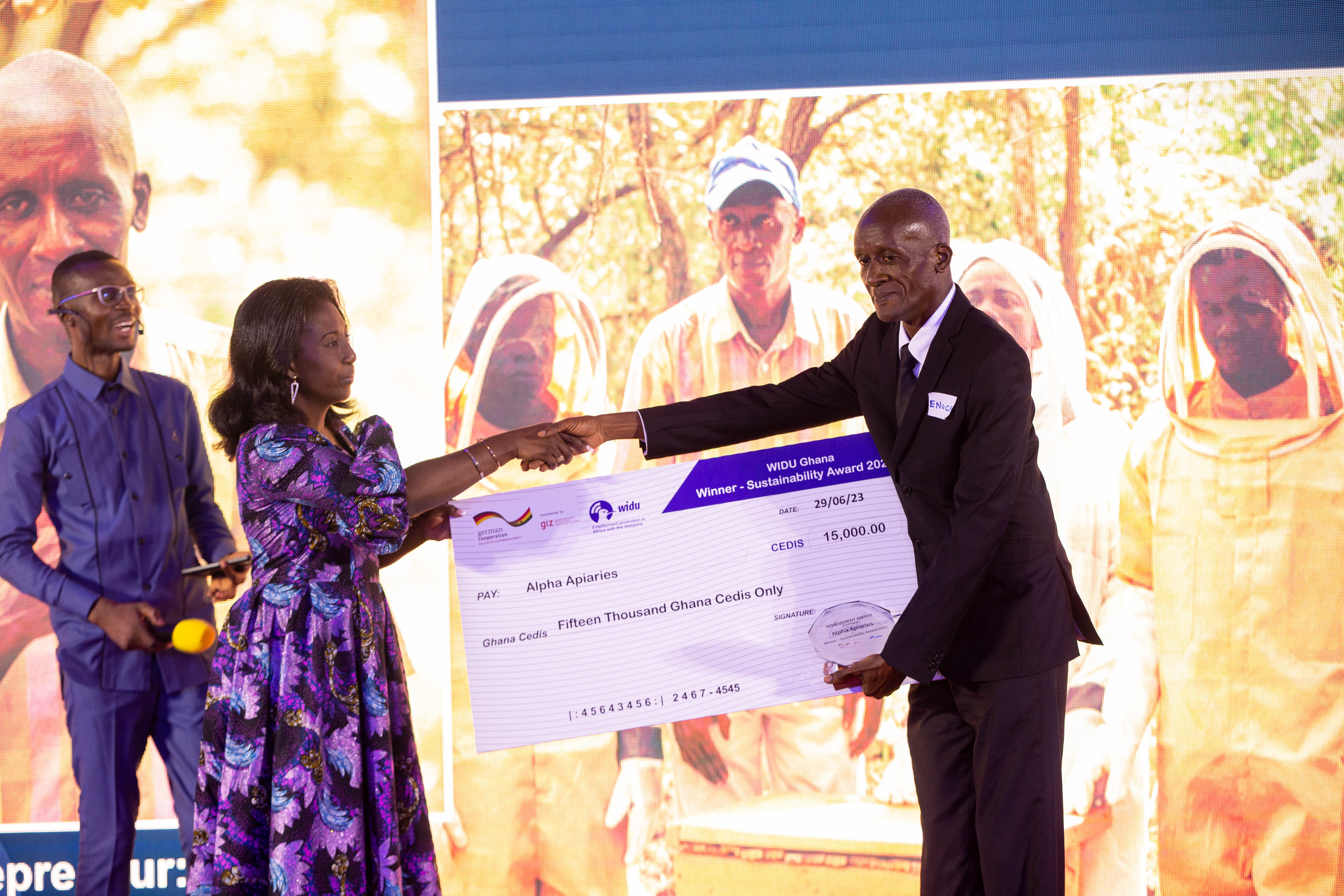Enoch Dzadzra erhält den Nachhaltigkeitspreis 2023 für sein Unternehmen Alpha Apiaries bei der Verleihung des WIDU Ghana Award 2023. Copyright: WIDU.africa