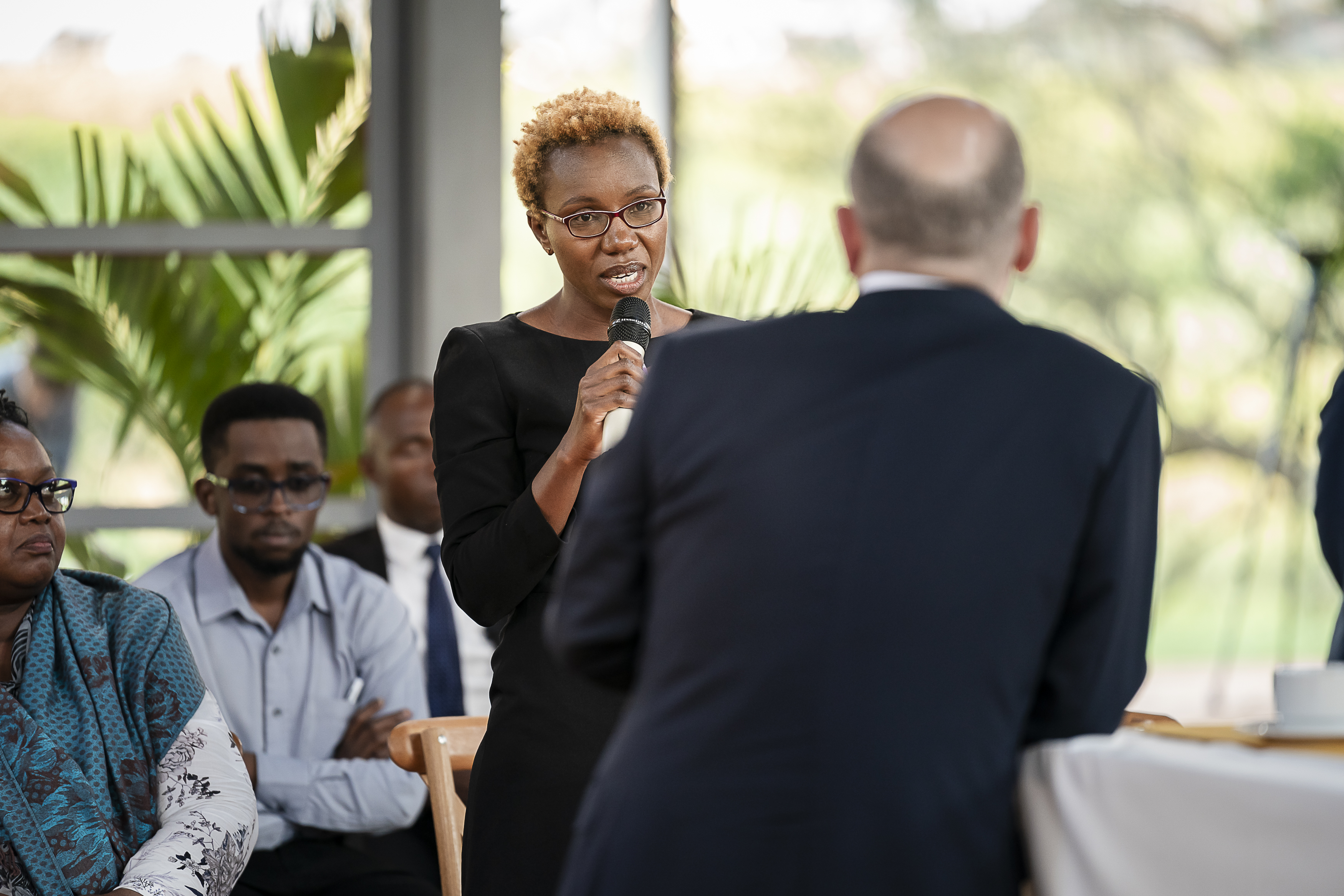 WIDU entrepreneur and owner of Nyota Limited Forence Mogere asks Olaf Scholz her question. Copyright: Bundesregierung/Denzel