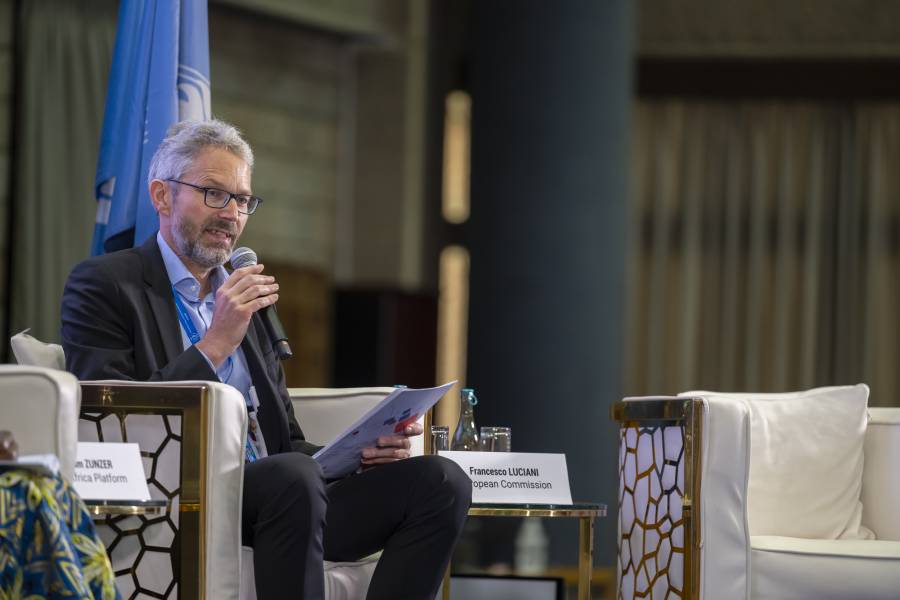 WIDU.africa project lead Wolfram Zunzer at IFAD GRFID 2023 summit: He holds a microfone in his hand and talks to the audience