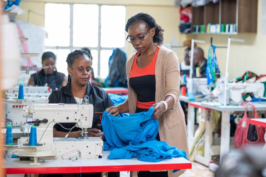 Violet Mugoya, Gründerin von Suevi und eine ihrer Mitarbeitenden