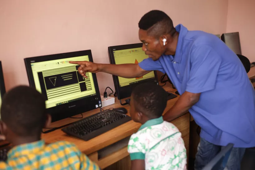 An ICT teacher at Discovery Bay International School during class. Copyright: WIDU.africa