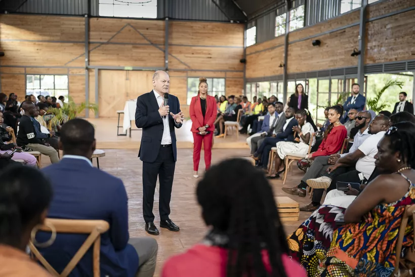 German Chancellor Olaf Scholz stands in front of his audience at the Town Hall Meeting organised by the German embassy in Nairobi. Copyright: Bundesregierung/Denzel