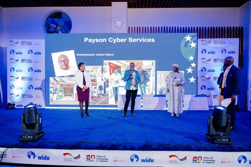 Simon Warui, Inhaber von Payson Cyber Services, hält seine Dankesrede, nachdem er den ersten Preis in der Kategorie "Service Industry Project of the Year 2023" erhalten hat. Copyright: WIDU Kenia