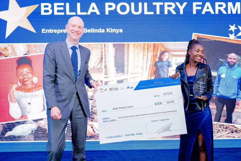 Lauréate de la catégorie « entrepreneuriat jeune » de l’année 2023, Belinda Kinya – fondatrice de Bella Poultry Farm – présente sa première place au public. Copyright : WIDU Kenya