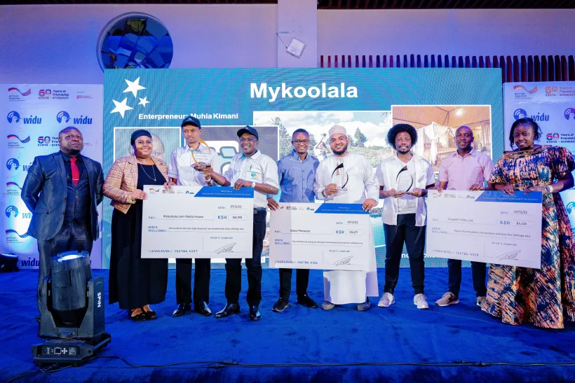 L’équipe MyKoolala dirigée par le fondateur Muhia Kimani accepte le prix du meilleur projet numérique 2023. Copyright : WIDU Kenya