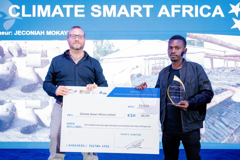 Jeconiah Mokaya, de Climate Smart Africa Limited, a remporté le prix du projet vert de l'année 2023 dans sa catégorie et a célébré sur scène avec les finalistes à la deuxième et troisième place. Copyright : WIDU Kenya