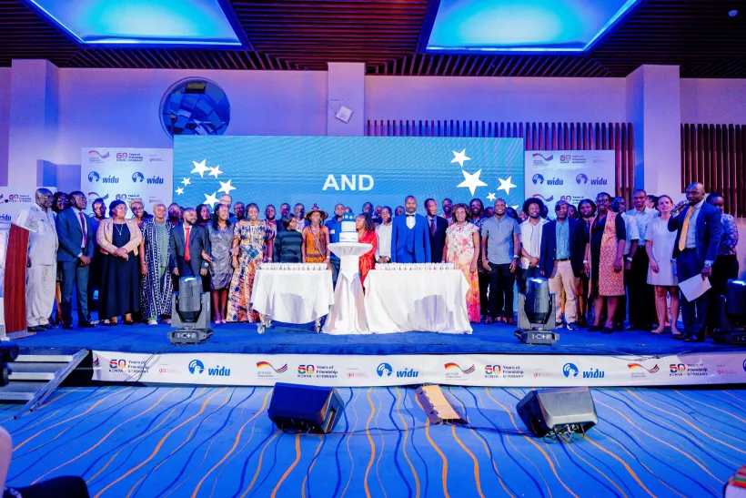 Les lauréats des WIDU Awards Kenya 2023 se tiennent ensemble sur la scène et sont fêtés par le public. Copyright : WIDU.africa