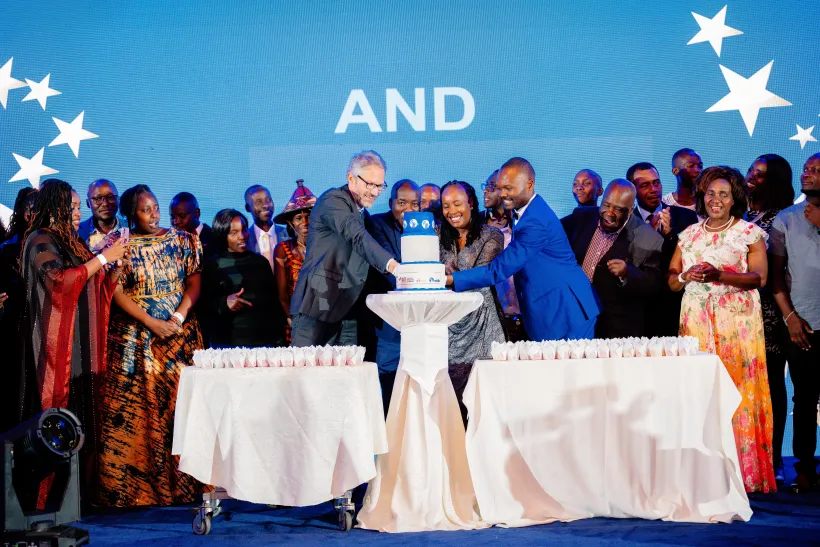 Une célébration décontractée a été organisée en l'honneur des entrepreneurs distingués, conclue par la découpe collective d'un gâteau. Copyright : WIDU Kenya