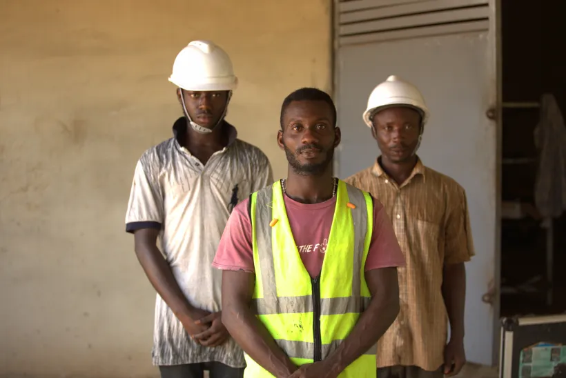Stephen Orlando Mensah propriétaire de Metal Engineering Services, avec deux employés.