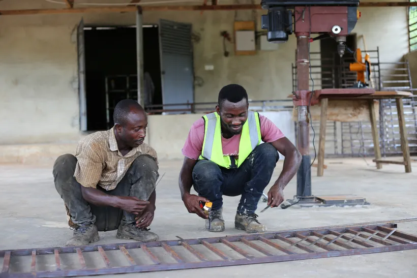 Stephen Orlando Mensah avec son employé dans leur atelier au Ghana.